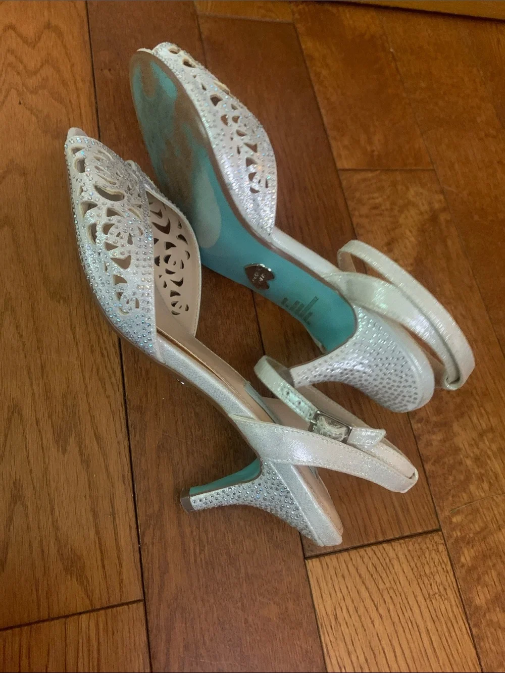 Betsey Johnson Blu wedding shoe ivory Open-Toe Ankle-Strap Heels raven 8m